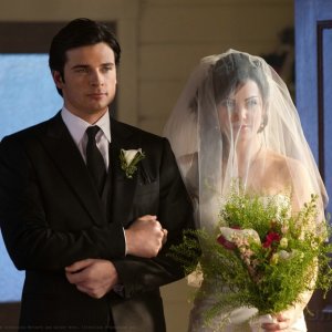 Tom Welling e Erica Durance arrivano all'altare nell'episodio Finale di Smallville