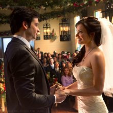 Tom Welling e Erica Durance davanti all'altare nell'episodio Finale di Smallville
