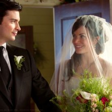 Tom Welling e Erica Durance si guardano dolcemente nell'episodio Finale di Smallville