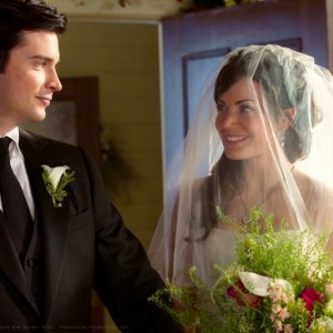 Tom Welling e Erica Durance si guardano dolcemente nell'episodio Finale di Smallville