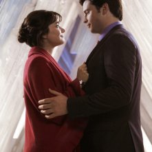 Tom Welling ed Erica Durance si guardano romanticamente nell'episodio Prophecy di Smallville