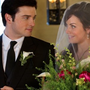 Tom Welling guarda la sua amata Erica Durance nell'episodio Finale di Smallville