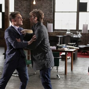 Chace Crawford trattiene Ed Westwick dell'episodio Shattered Bass di Gossip Girl