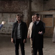 Ed Westwick discute con Desmond Harrington dell'episodio Shattered Bass di Gossip Girl