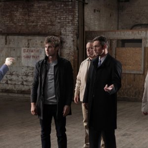 Ed Westwick discute con Desmond Harrington dell'episodio Shattered Bass di Gossip Girl