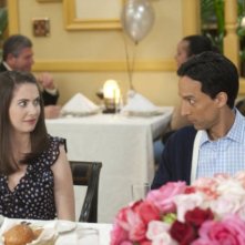 Alison Brie e Danny Pudi nell'episodio Competitive Wine Tasting di Community