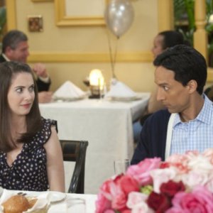 Alison Brie e Danny Pudi nell'episodio Competitive Wine Tasting di Community