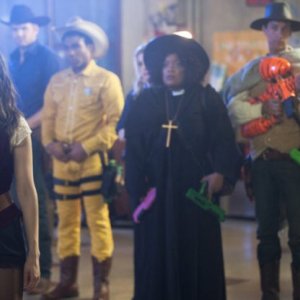 Alison Brie ed Yvette Nicole Brown nell'episodio A Fist Full of Paintballs di Community