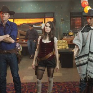 Danny Pudi, Alison Brie e Joel McHale nell'episodio A Fist Full of Paintballs di Community