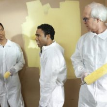 Danny Pudi, Donald Glover e Chevy Chase nell'episodio Paradigms of Human Memory di Community