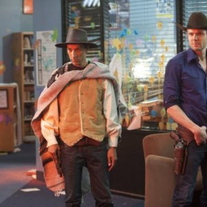 Danny Pudi e Joel McHale nell'episodio A Fist Full of Paintballs di Community