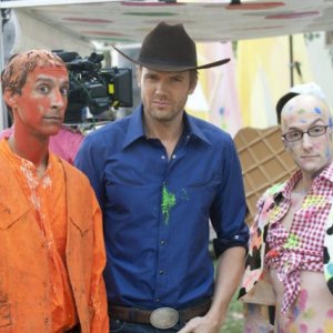 Danny Pudi, Joel McHale e Jim Rash sul set dell'episodio For a Few More Paintballs di Community