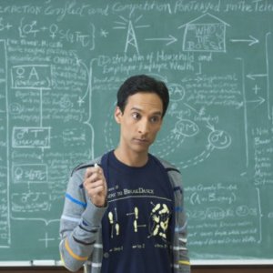 Danny Pudi nell'episodio Competitive Wine Tasting di Community