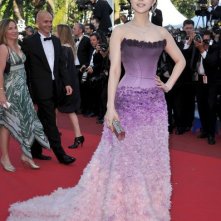 Festival di Cannes 2011: l'attrice e cantante cinese Fan Bingbing sul red carpet in abito violetto