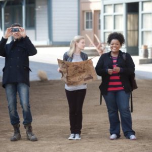 Joel McHale, Gillian Jacobs ed Yvette Nicole Brown nell'episodio Paradigms of Human Memory di Community
