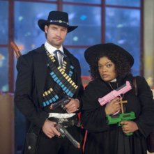Josh Holloway e Yvette Nicole Brown sul set dell'episodio A Fist Full of Paintballs di Community