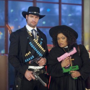 Josh Holloway e Yvette Nicole Brown sul set dell'episodio A Fist Full of Paintballs di Community