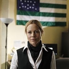 Maria Bello durante una scena della serie televisiva Prime Suspect