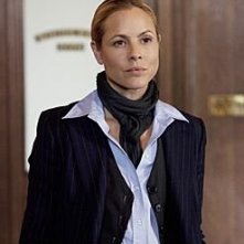 Maria Bello in una scena della serie televisiva Prime Suspect