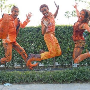 Una simpatica immagine di Donald Glover, Danny Pudi ed Alison Brie dall'episodio For a Few More Paintballs di Community