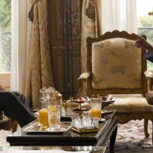 A destra, Denis Podalydès in una scena del biopic La conquête