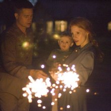 Brad Pitt accanto a Jessica Chastain in una scena familiare di The Tree of Life
