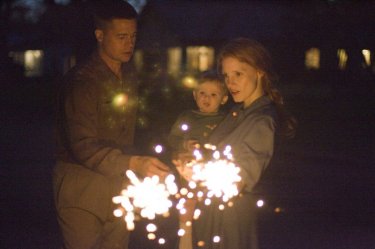 Brad Pitt accanto a Jessica Chastain in una scena familiare di The Tree of Life