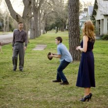 Brad Pitt insieme a Jessica Chastain (di spalle) in una scena di The Tree of Life