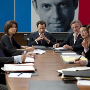 Denis Podalydès, al centro, in una scena del film La conquête