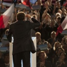 Denis Podalydès davanti alla folla nel film La conquête