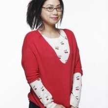 Liza Lapira in una foto promozionale della serie televisiva Apartment 23