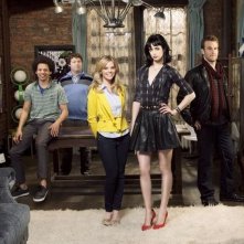 Una foto di gruppo del cast della serie televisiva Apartment 23