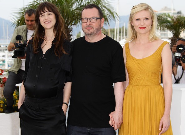Cannes 2011 Il Regista Lars Von Trier Con Le Protagoniste Del Suo Melancholia 203833