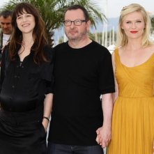 Cannes 2011: il regista Lars von Trier con le protagoniste del suo Melancholia