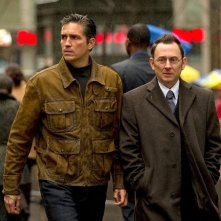 Jim Caviezel e Michael Emerson in una foto della serie Person of Interest