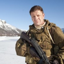 Sean Bean in una scena del film bellico Age of Heroes