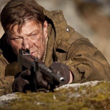 Sean Bean in una sequenza del film bellico Age of Heroes