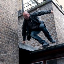 Un atletico Jason Statham in una scena del film Blitz