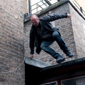 Un atletico Jason Statham in una scena del film Blitz