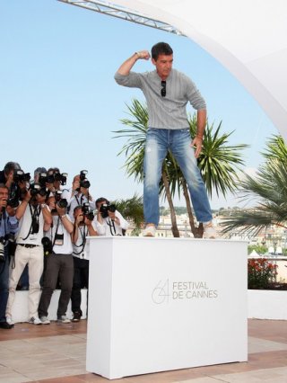 Cannes 2011: una curiosa posa di Antonio Banderas protagonista de La piel que habito