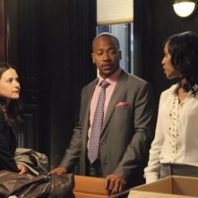 Columbus Short E Katie Lowes In Una Scena Del Pilot Della Serie Tv Scandal 203932