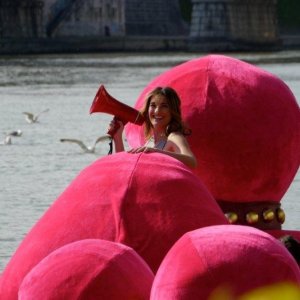 La conduttrice Giovanna 'Nina' Palmieri sul Tevere in una puntata del programma Sex Education Show