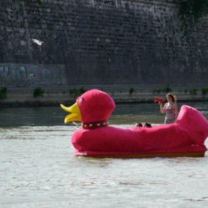 La conduttrice Giovanna 'Nina' Palmieri a bordo di una papera fucsia sul Tevere in una puntata del programma Sex Education Show