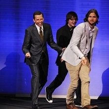La new entry di Two and a Helf Men Ashton Kutcher con Jon Cryer e Angus T. Jones agli upfronts CBS