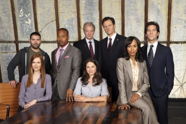 Una foto di gruppo del cast della serie televisiva Scandal