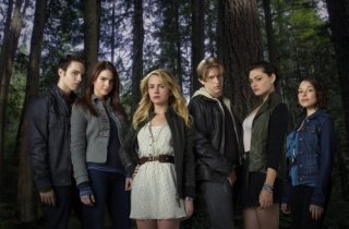 Una foto di gruppo del cast della serie tv Secret Circle