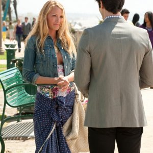 Blake Lively ed Ethan Peck (di spalle) nell'episodio The Wrong Kiss Goodnight di Gossip Girl