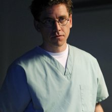 Brian Dietzen in un momento dell'episodio Pyramid di NCIS