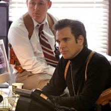 Donny Price (Scott Grimes) e DiNozzo (Michael Weatherly) in ufficio nell'episodio Baltimore di NCIS