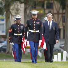 Mark Harmon a un funerale ufficiale nell'episodio Pyramid di NCIS